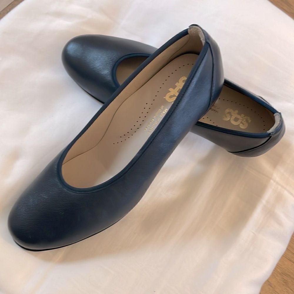 SAS NAVY MILANO LEATHER PUMPS. NEW IN BOX. REGULAR PRICE $175